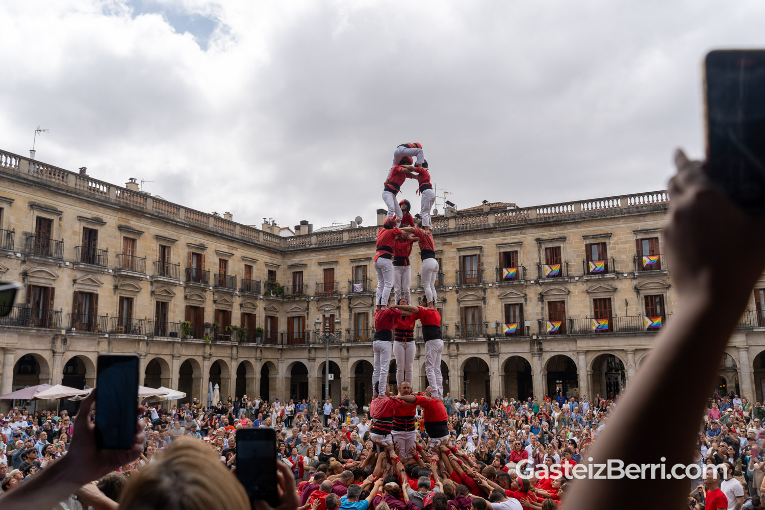 Más de un centenar de castellers levantan torres humanas en la Plaza Nueva de Vitoria 29 castellers 16