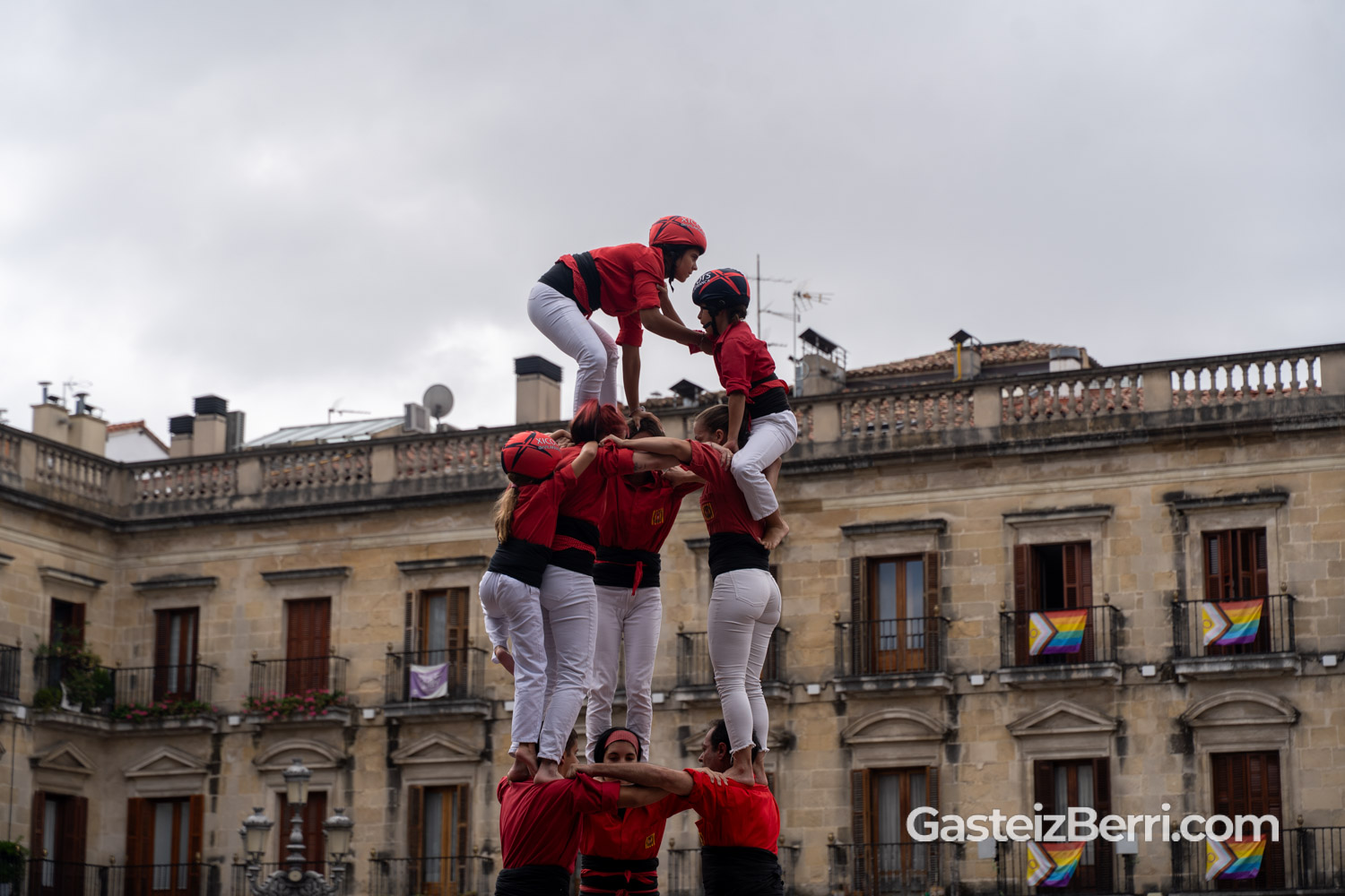 Más de un centenar de castellers levantan torres humanas en la Plaza Nueva de Vitoria 30 castellers 17
