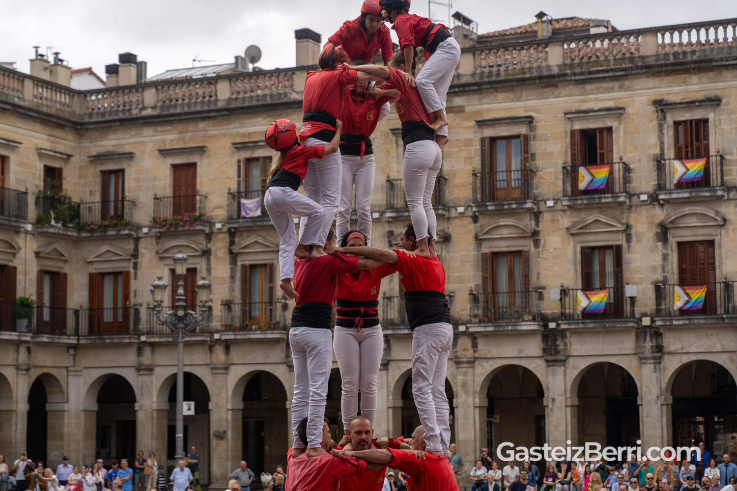 Más de un centenar de castellers levantan torres humanas en la Plaza Nueva de Vitoria 31 castellers 18