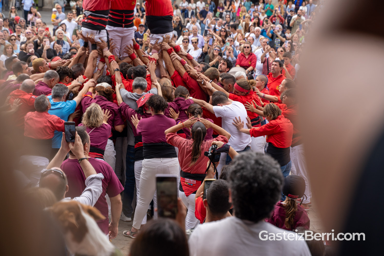 Más de un centenar de castellers levantan torres humanas en la Plaza Nueva de Vitoria 32 castellers 20