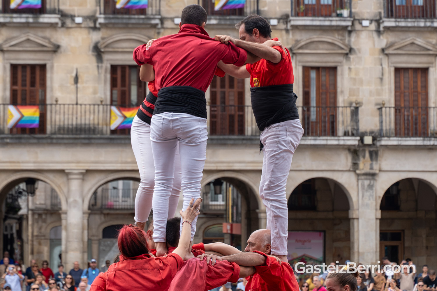 Más de un centenar de castellers levantan torres humanas en la Plaza Nueva de Vitoria 33 castellers 22