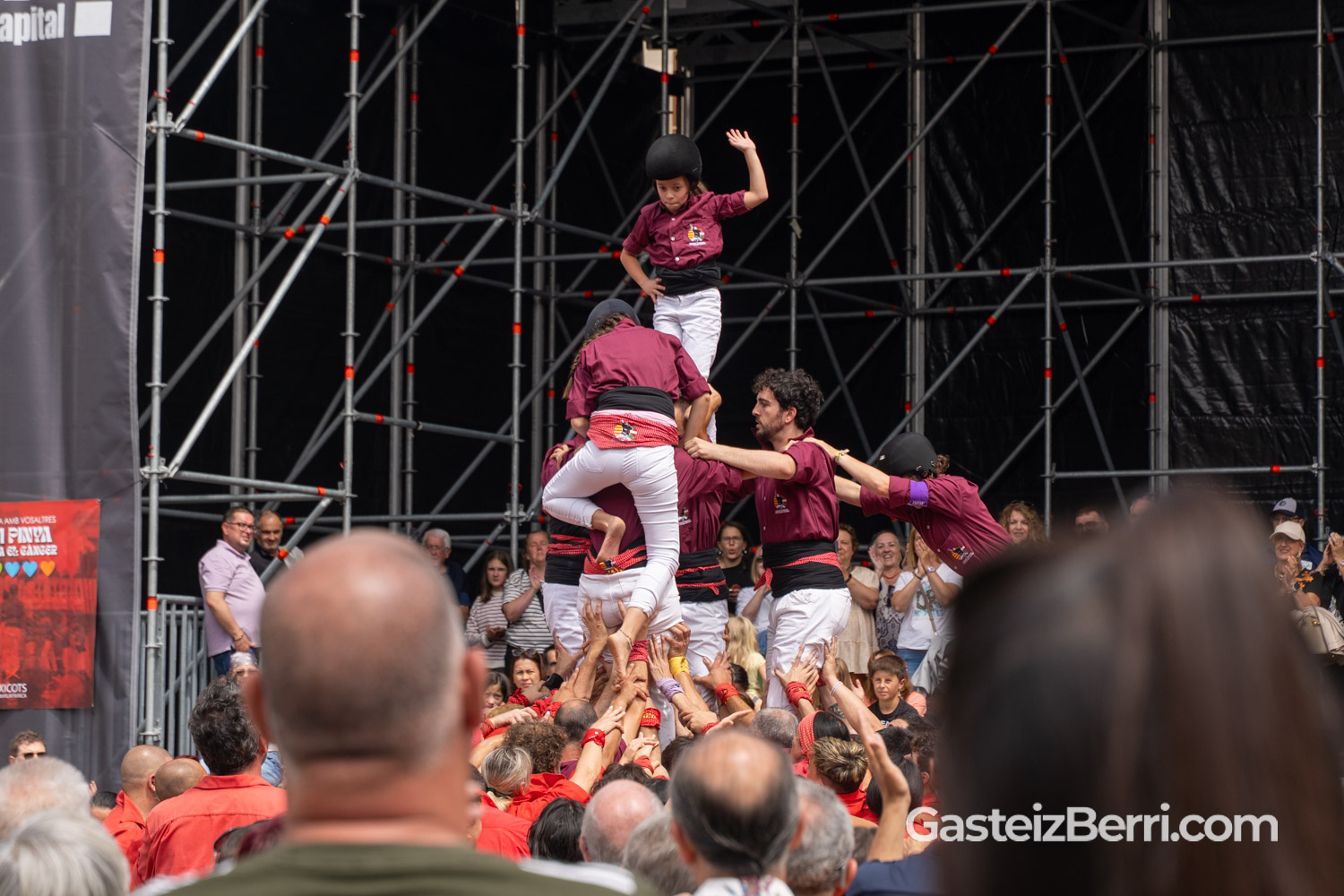 Más de un centenar de castellers levantan torres humanas en la Plaza Nueva de Vitoria 35 castellers 25