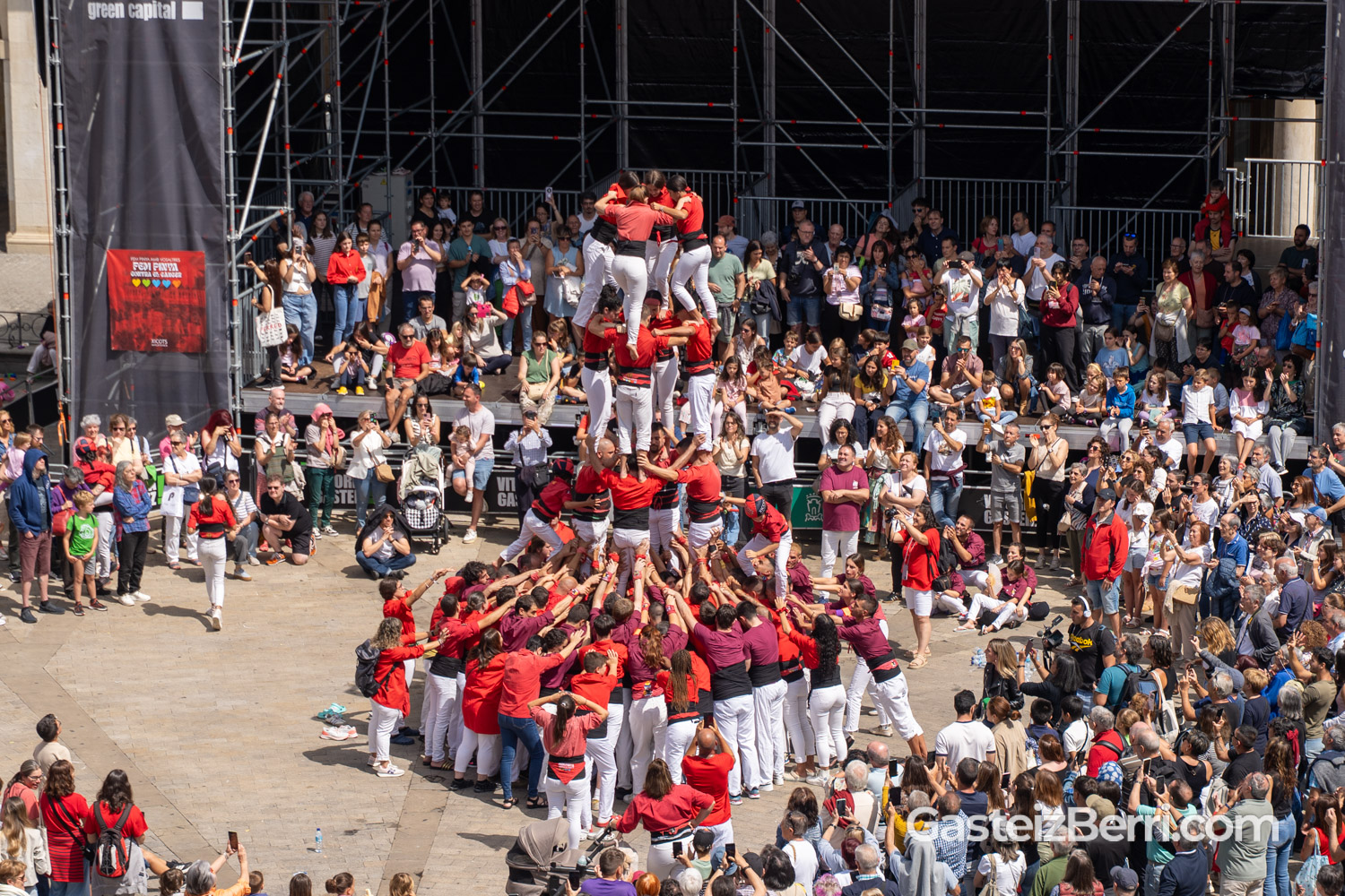 Más de un centenar de castellers levantan torres humanas en la Plaza Nueva de Vitoria 39 castellers 29