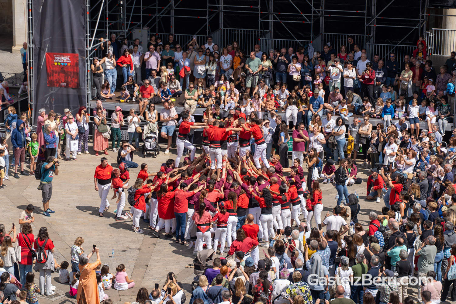 Más de un centenar de castellers levantan torres humanas en la Plaza Nueva de Vitoria 40 castellers 30