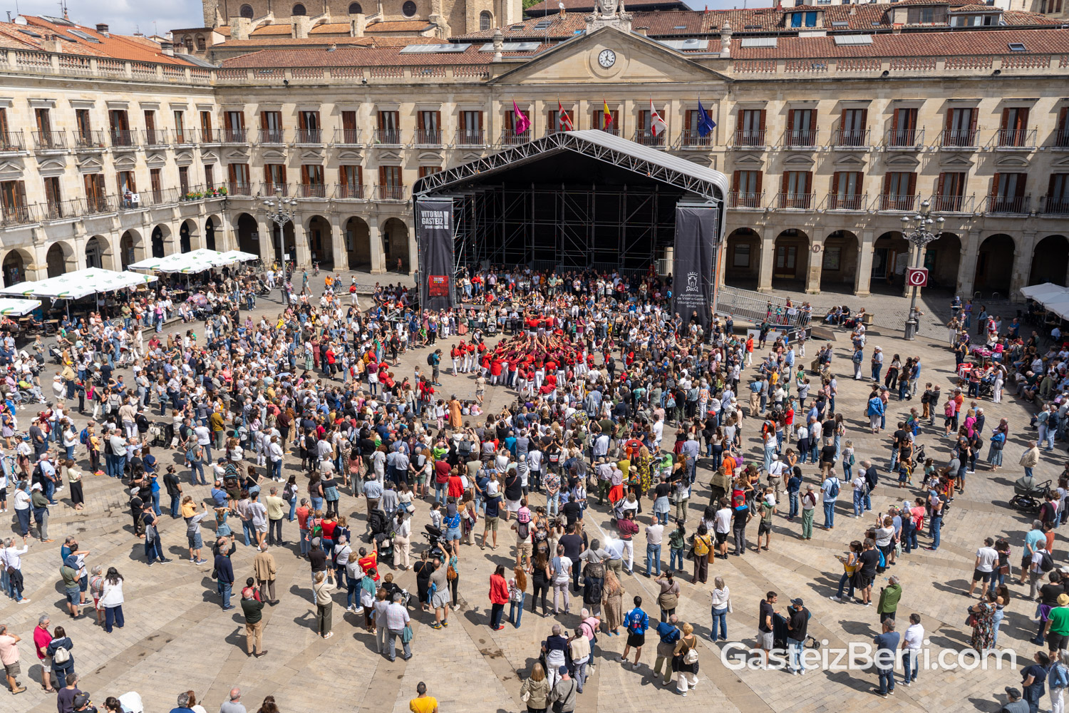 Más de un centenar de castellers levantan torres humanas en la Plaza Nueva de Vitoria 41 castellers 31