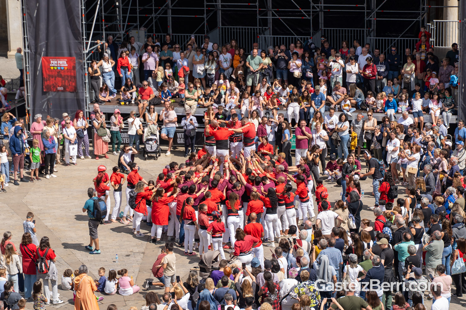Más de un centenar de castellers levantan torres humanas en la Plaza Nueva de Vitoria 42 castellers 32