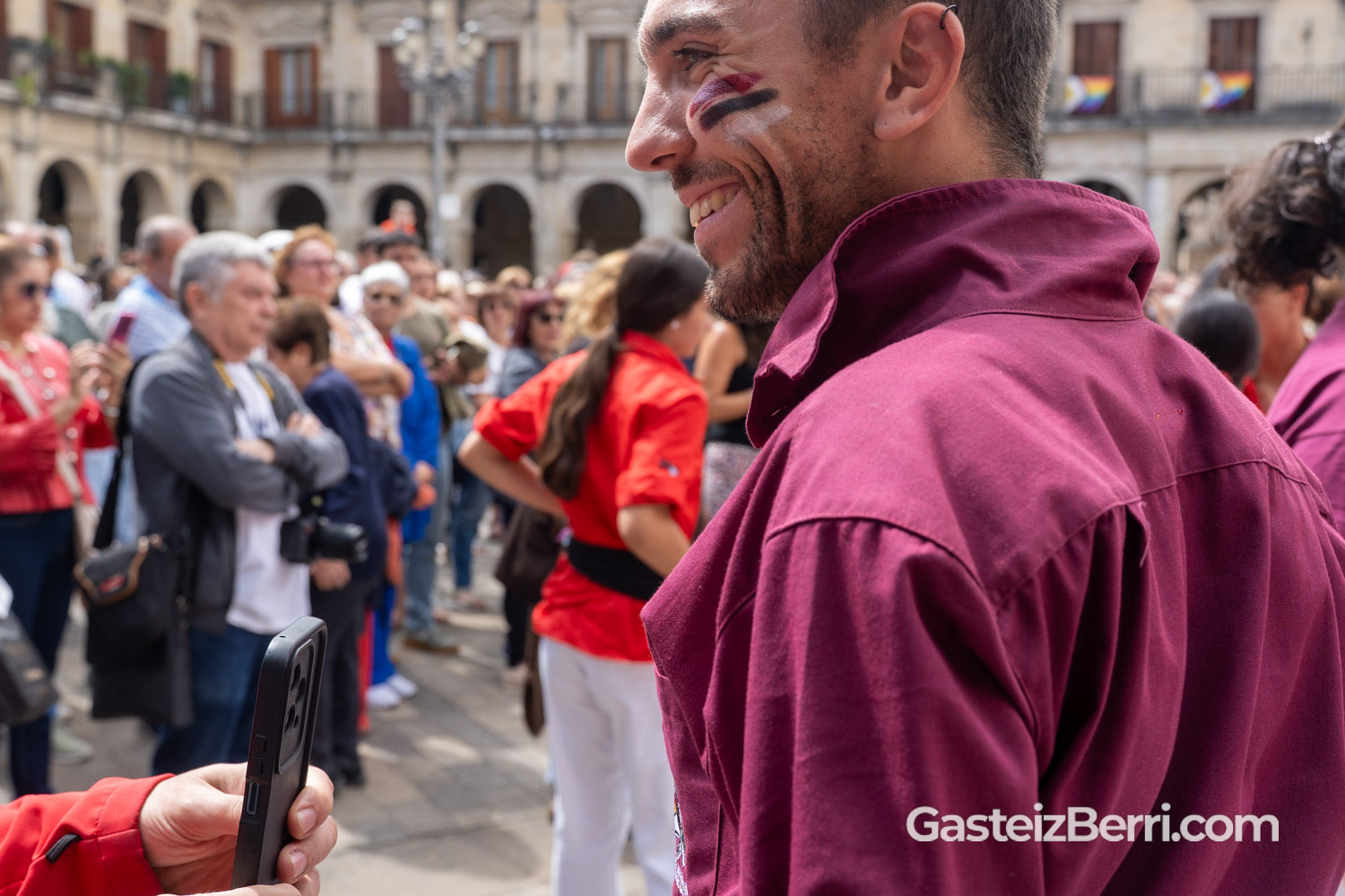 Más de un centenar de castellers levantan torres humanas en la Plaza Nueva de Vitoria 43 castellers 33