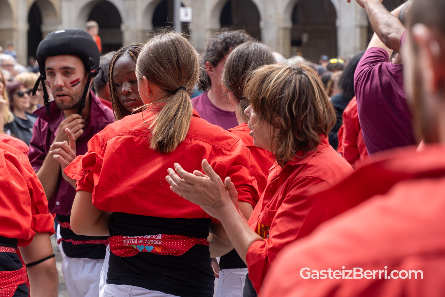 Más de un centenar de castellers levantan torres humanas en la Plaza Nueva de Vitoria 44 castellers 34
