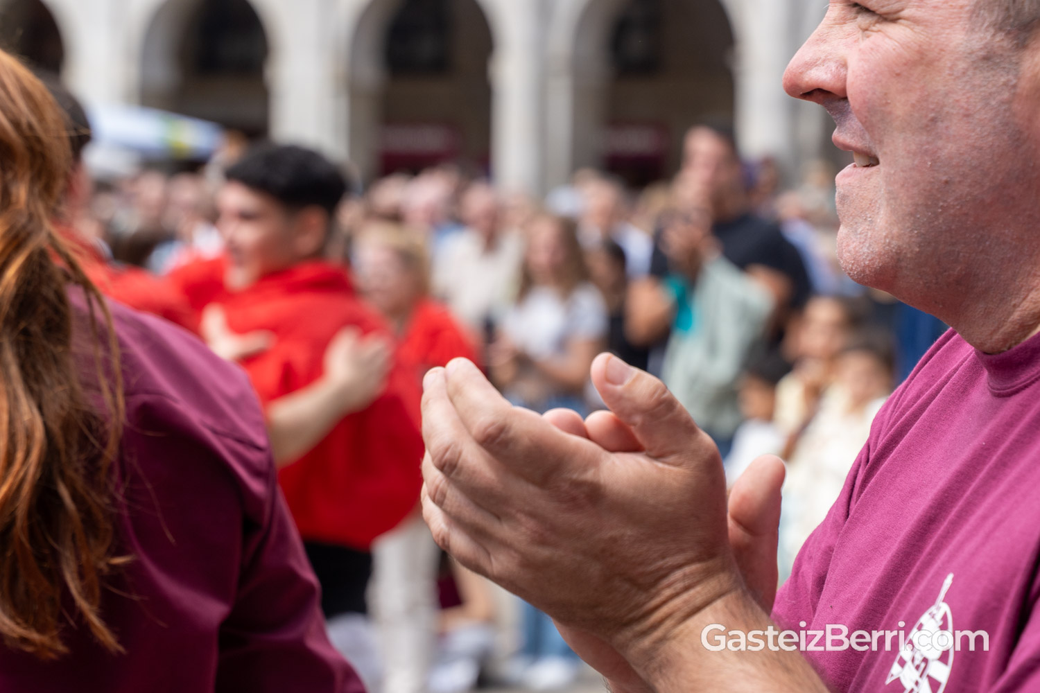 Más de un centenar de castellers levantan torres humanas en la Plaza Nueva de Vitoria 46 castellers 36
