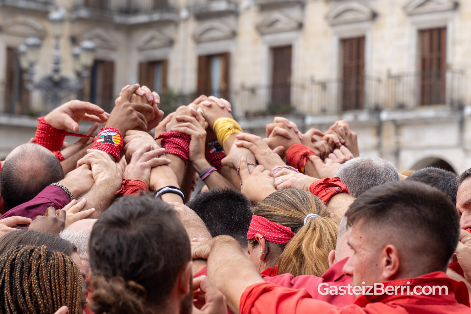 Más de un centenar de castellers levantan torres humanas en la Plaza Nueva de Vitoria 48 castellers 38