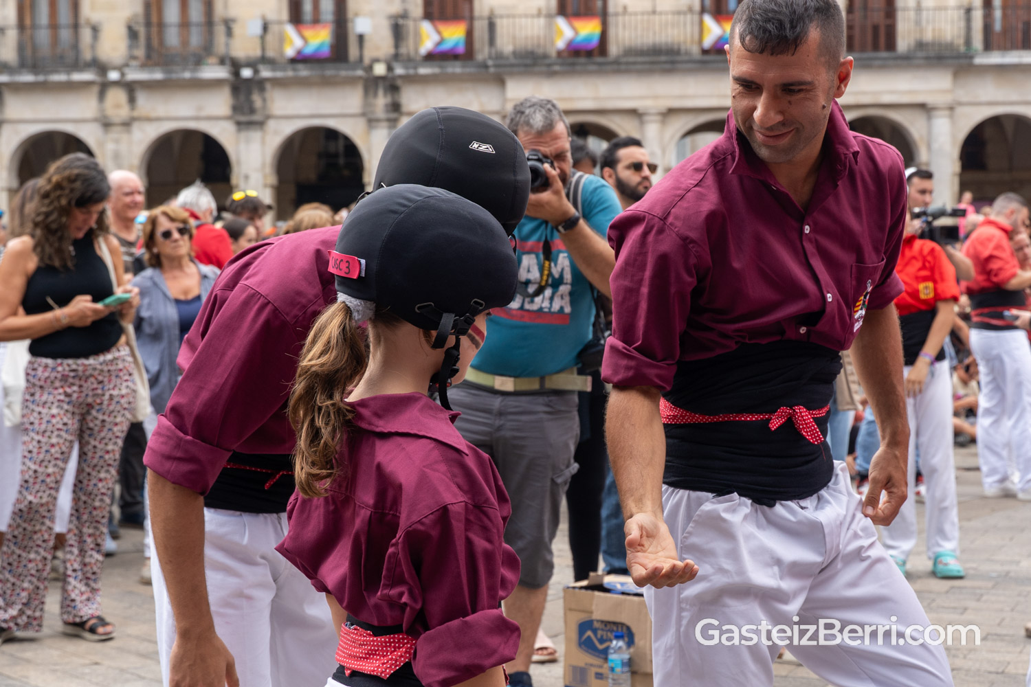 Más de un centenar de castellers levantan torres humanas en la Plaza Nueva de Vitoria 49 castellers 39