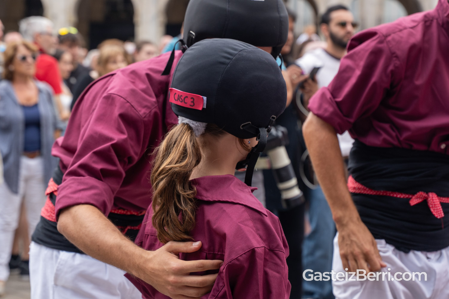 Más de un centenar de castellers levantan torres humanas en la Plaza Nueva de Vitoria 50 castellers 40