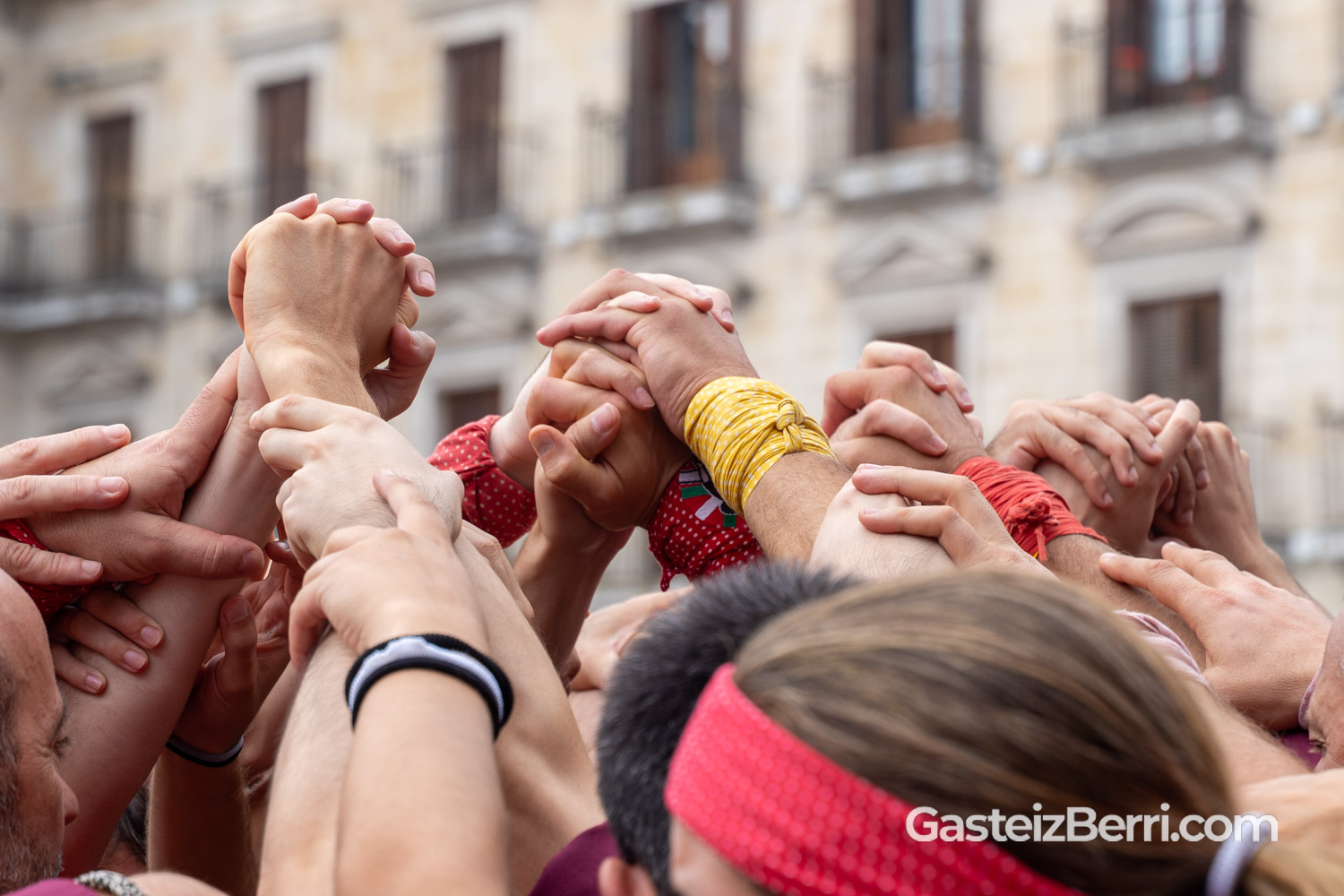 Más de un centenar de castellers levantan torres humanas en la Plaza Nueva de Vitoria 51 castellers 41