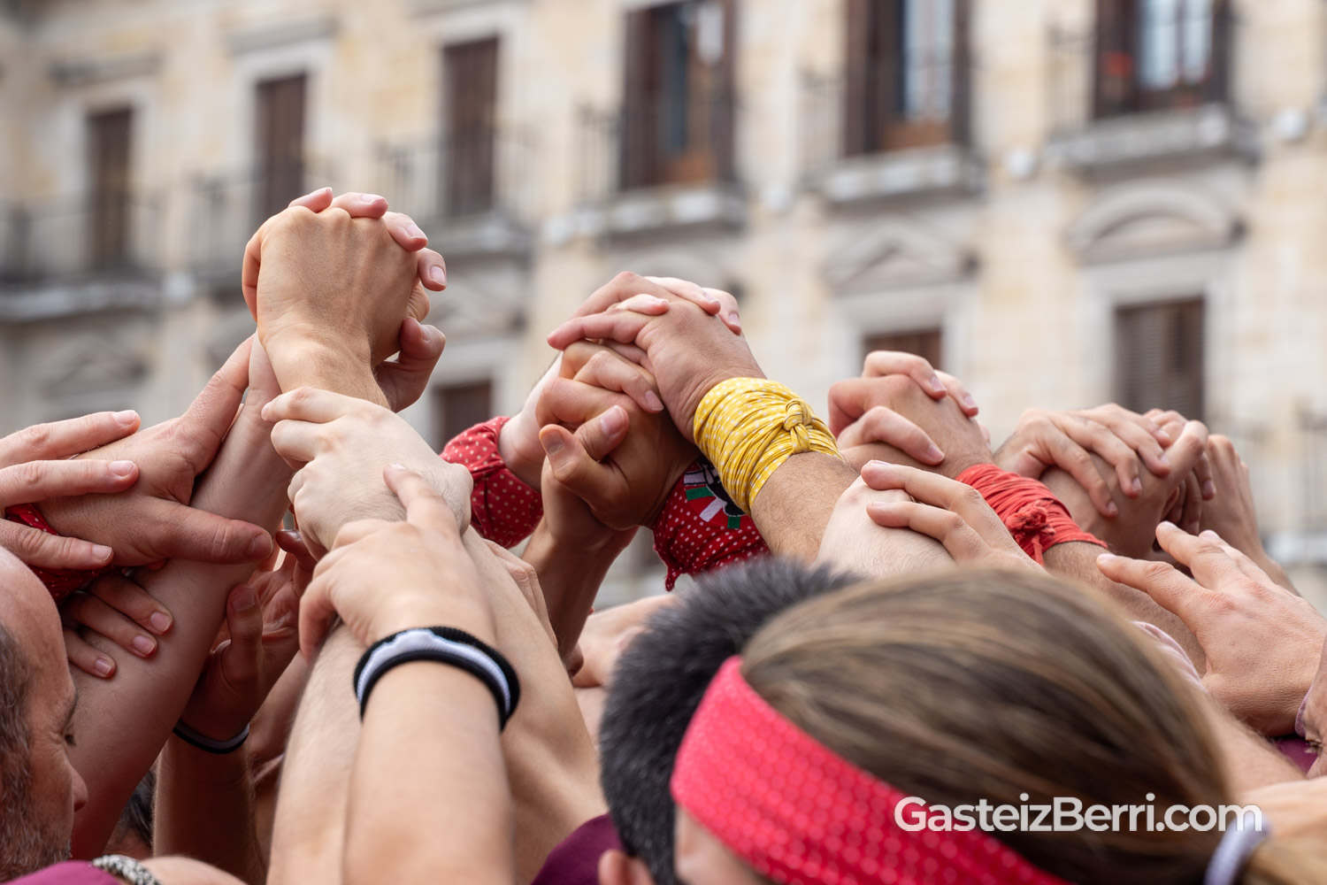 Más de un centenar de castellers levantan torres humanas en la Plaza Nueva de Vitoria 52 castellers 42