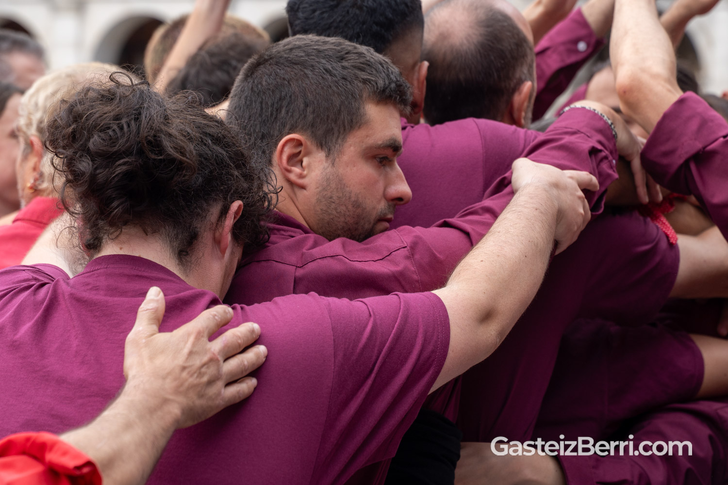 Más de un centenar de castellers levantan torres humanas en la Plaza Nueva de Vitoria 54 castellers 44