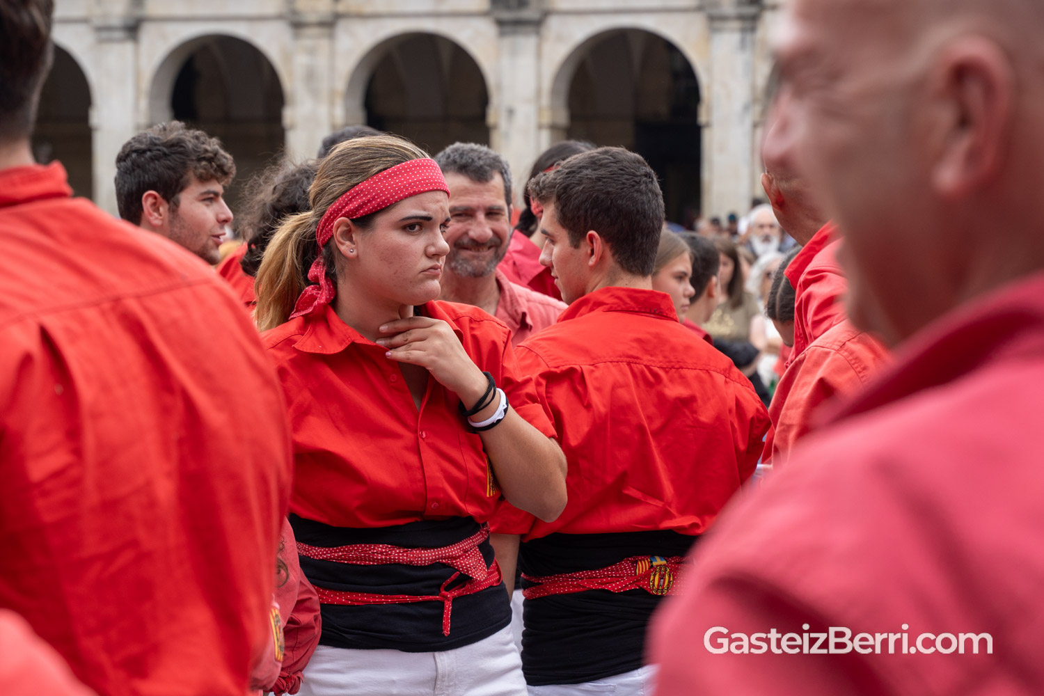 Más de un centenar de castellers levantan torres humanas en la Plaza Nueva de Vitoria 2 castellers 46