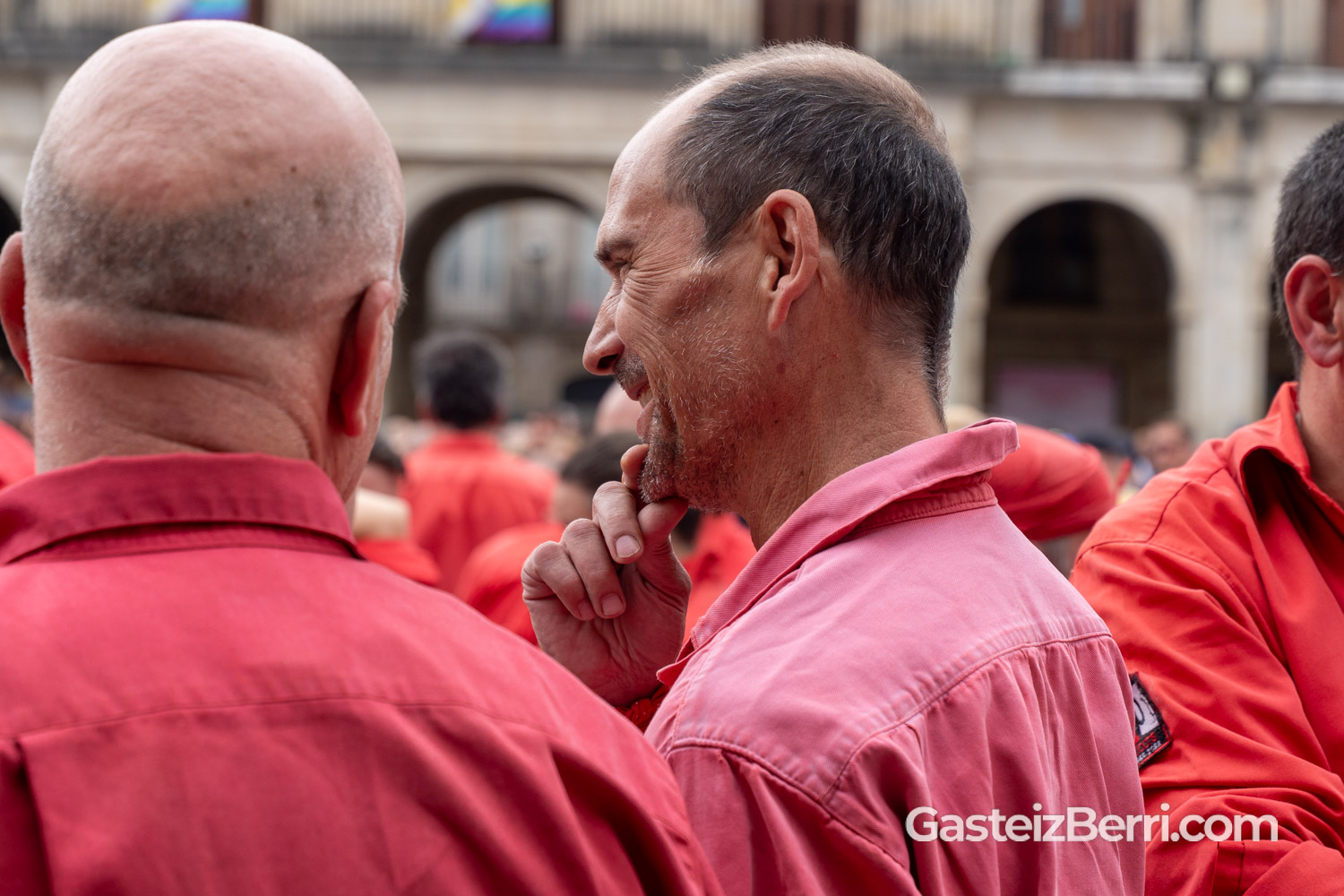 Más de un centenar de castellers levantan torres humanas en la Plaza Nueva de Vitoria 3 castellers 47