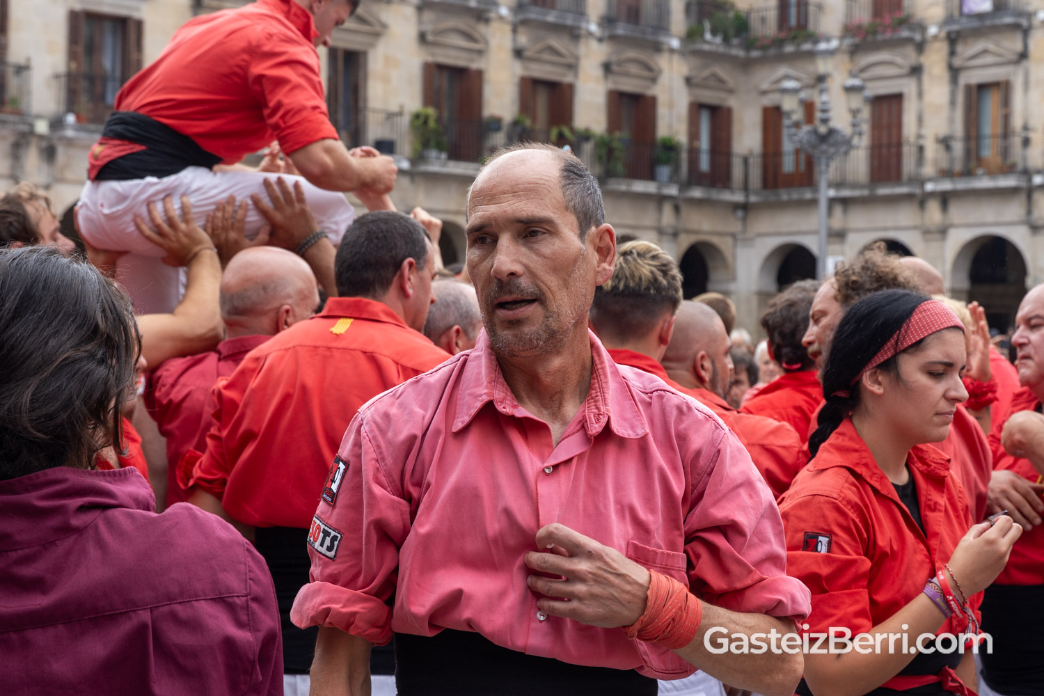 Más de un centenar de castellers levantan torres humanas en la Plaza Nueva de Vitoria 4 castellers 48