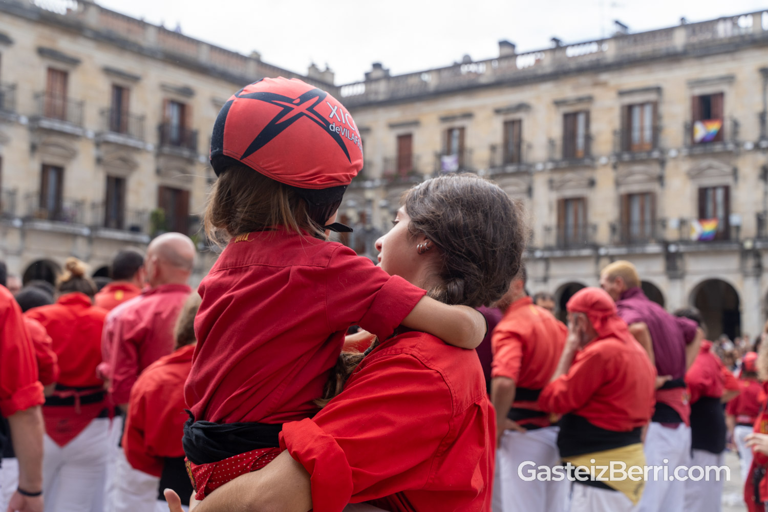 Más de un centenar de castellers levantan torres humanas en la Plaza Nueva de Vitoria 6 castellers 50
