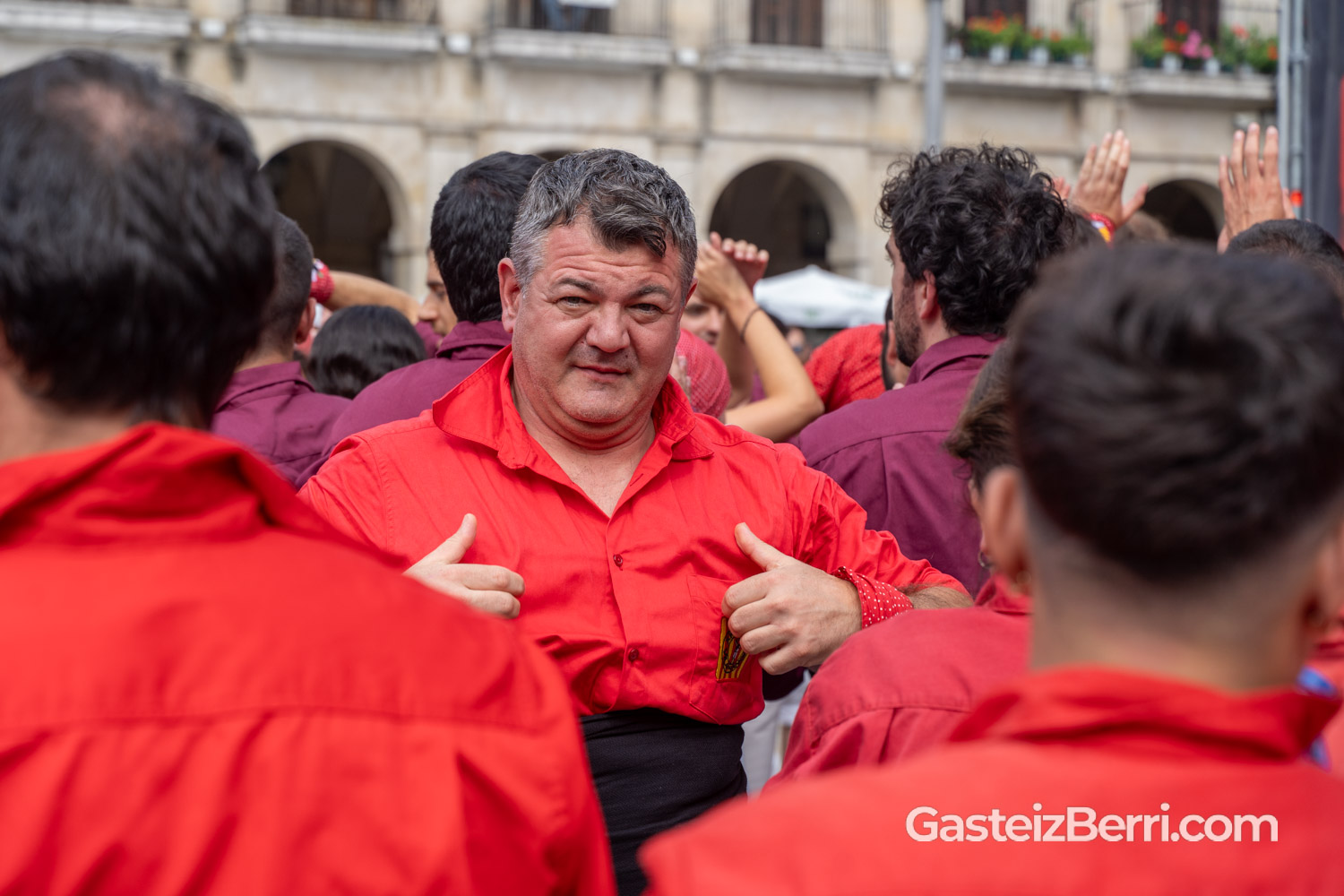 Más de un centenar de castellers levantan torres humanas en la Plaza Nueva de Vitoria 10 castellers 55