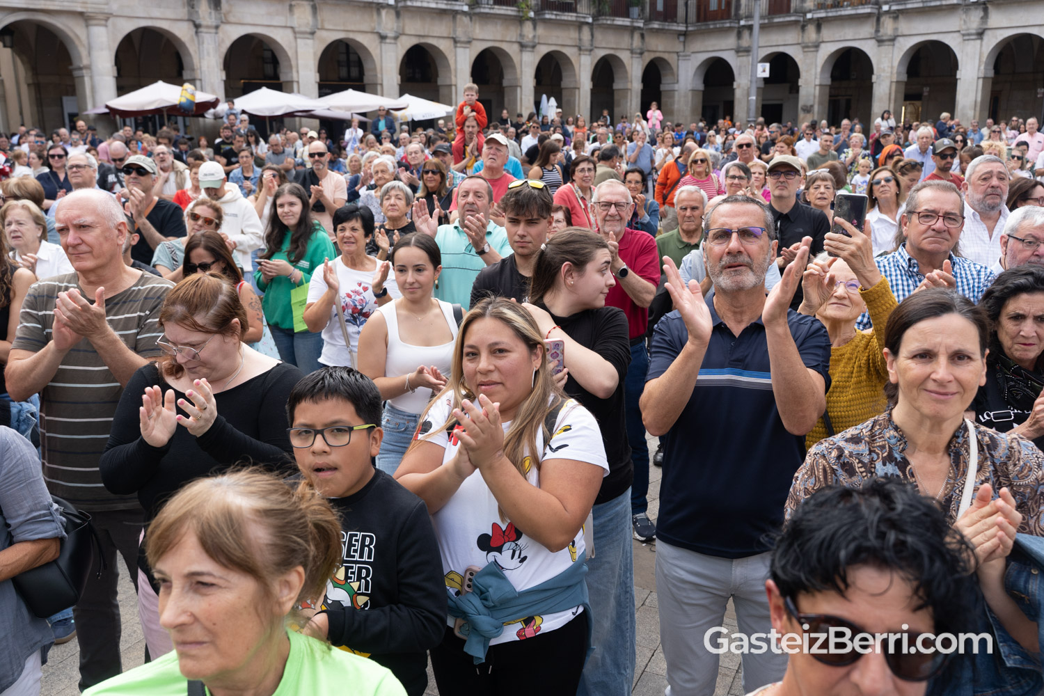 Más de un centenar de castellers levantan torres humanas en la Plaza Nueva de Vitoria 11 castellers 56