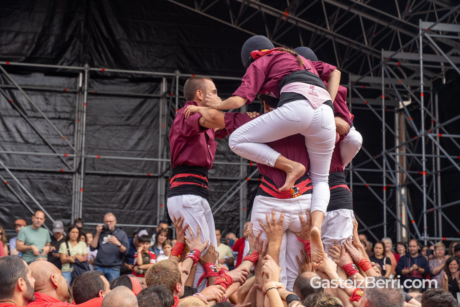 Más de un centenar de castellers levantan torres humanas en la Plaza Nueva de Vitoria 12 castellers 57