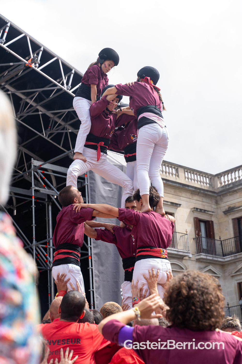 Más de un centenar de castellers levantan torres humanas en la Plaza Nueva de Vitoria 13 castellers 58