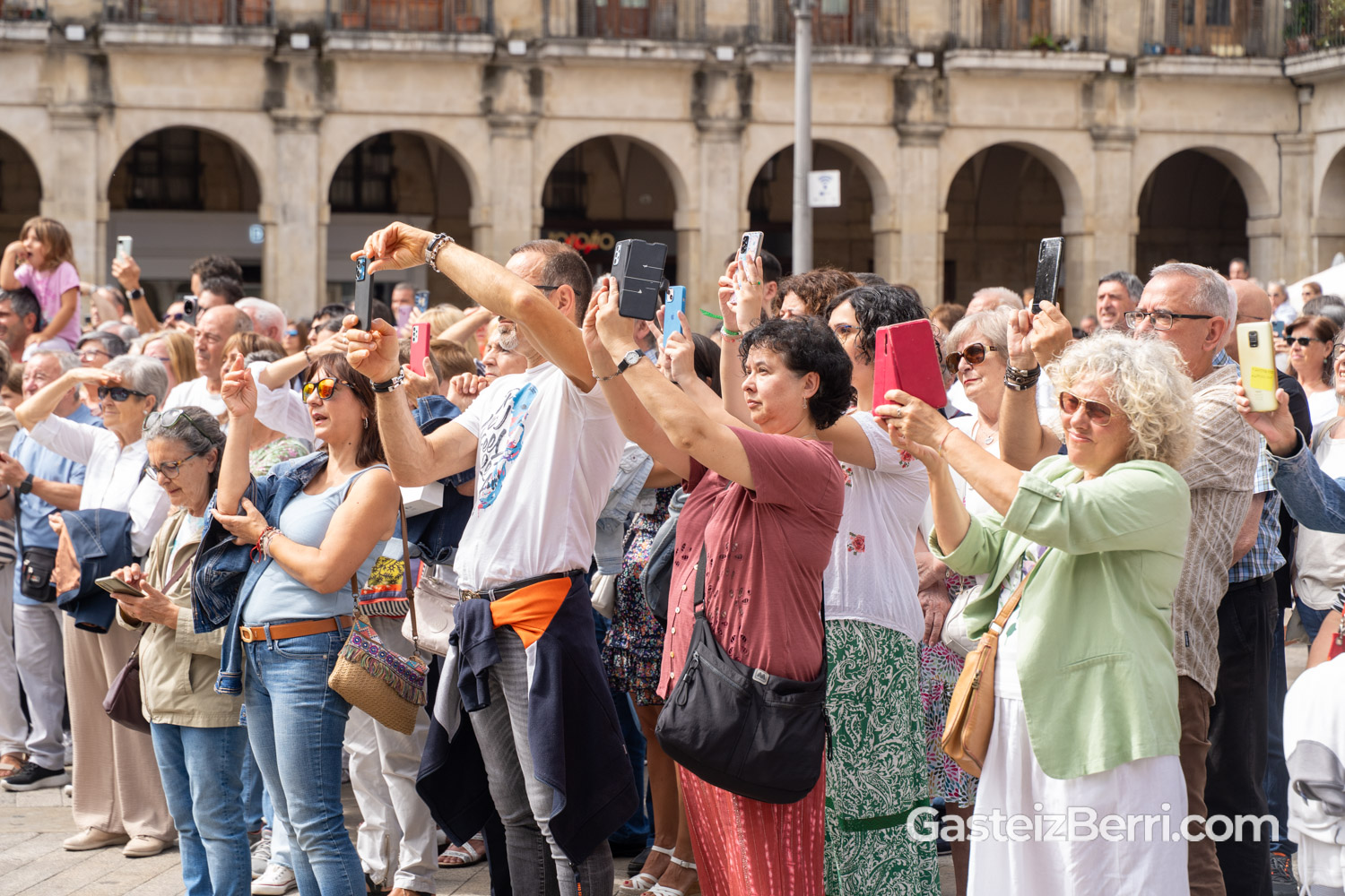 Más de un centenar de castellers levantan torres humanas en la Plaza Nueva de Vitoria 15 castellers 60