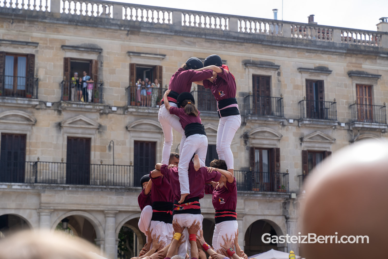 Más de un centenar de castellers levantan torres humanas en la Plaza Nueva de Vitoria 17 castellers 62