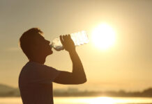 alerta amarilla por calor en euskadi foto de una persona bebiendo agua bajo un sol y calor foto de depositphotos