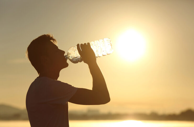 alerta amarilla por calor en euskadi foto de una persona bebiendo agua bajo un sol y calor foto de depositphotos