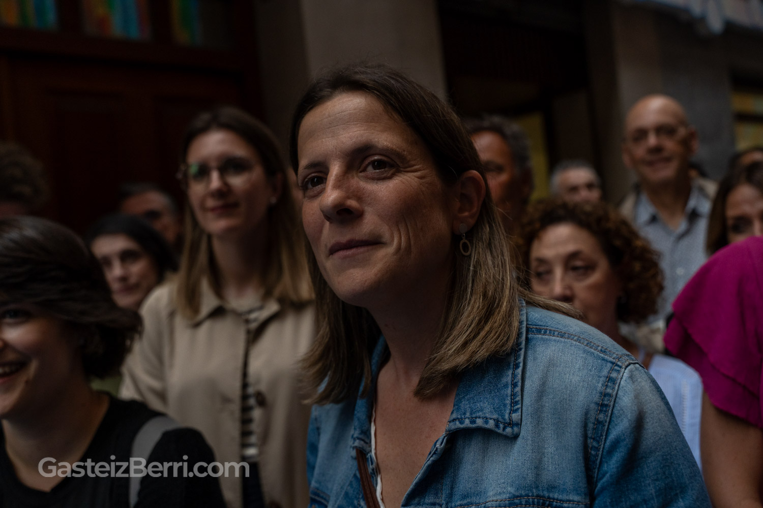 La ganadora del premio al establecimiento de servicios más dinamizador de 2025 aguarda su turno para recoger el galardón mientras escucha los motivos por los que le ha sido concedido este premio.