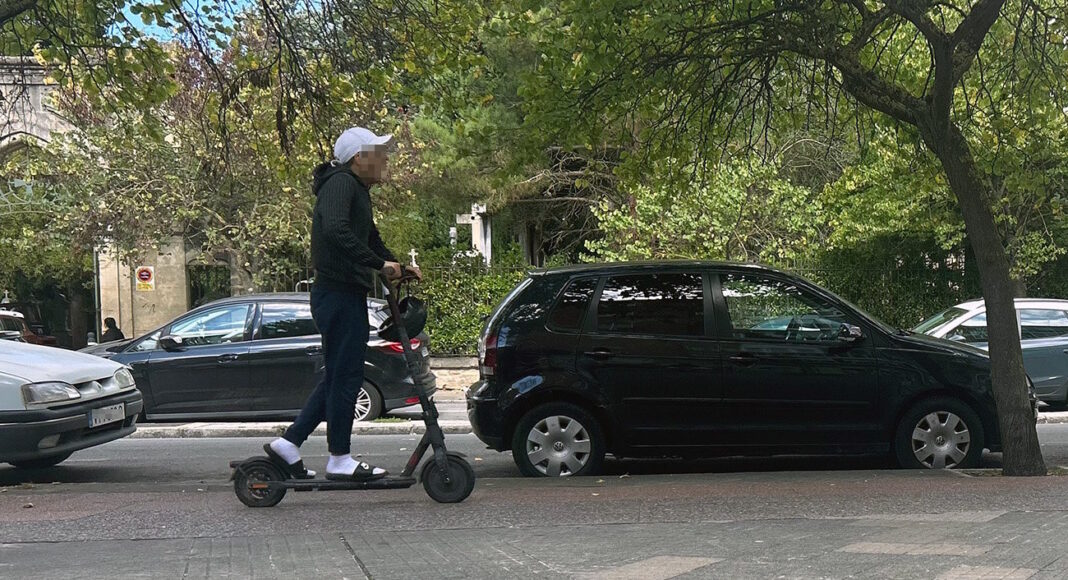 Un conductor de patinete circula por la acera, a pesar de que el carril bici oficial está en la calzada.
