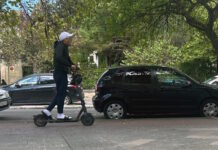 Un conductor de patinete circula por la acera, a pesar de que el carril bici oficial está en la calzada.