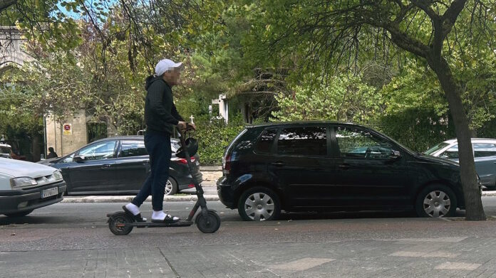 Un conductor de patinete circula por la acera, a pesar de que el carril bici oficial está en la calzada.