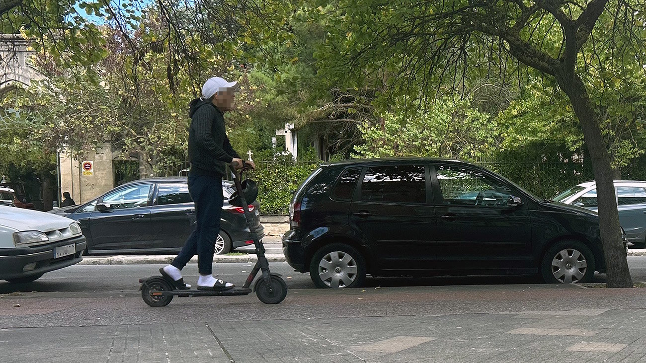 Un conductor de patinete circula por la acera, a pesar de que el carril bici oficial está en la calzada.