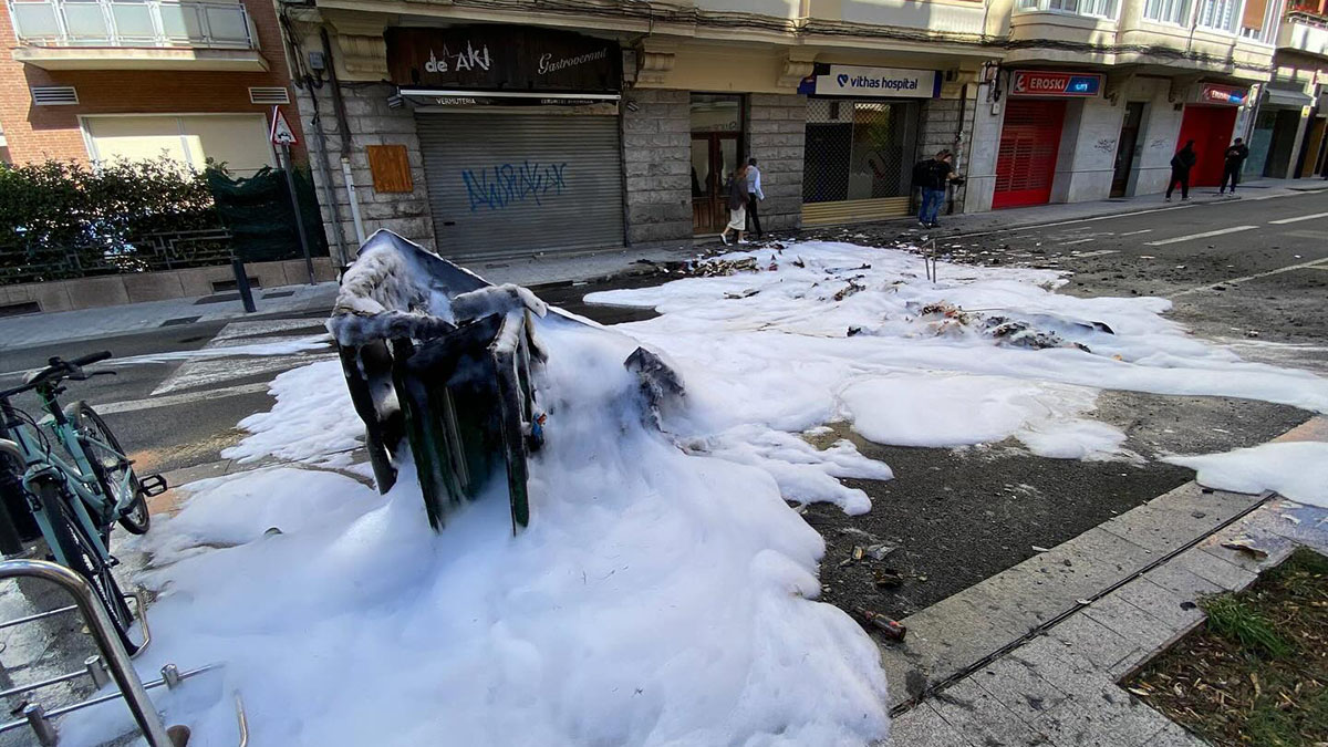 Un contenedor quemado tras los disturbios del 12 de octubre Un contenedor quemado tras los disturbios del 12 de octubre