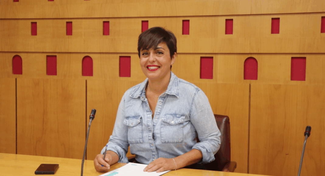 Rocío Vitero, portavoz de EH Bildu en el Ayuntamiento de Vitoria-Gasteiz, durante la presentación de las enmiendas a las ordenanzas fiscales de 2026.