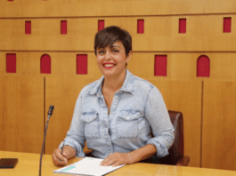 Rocío Vitero, portavoz de EH Bildu en el Ayuntamiento de Vitoria-Gasteiz, durante la presentación de las enmiendas a las ordenanzas fiscales de 2026.