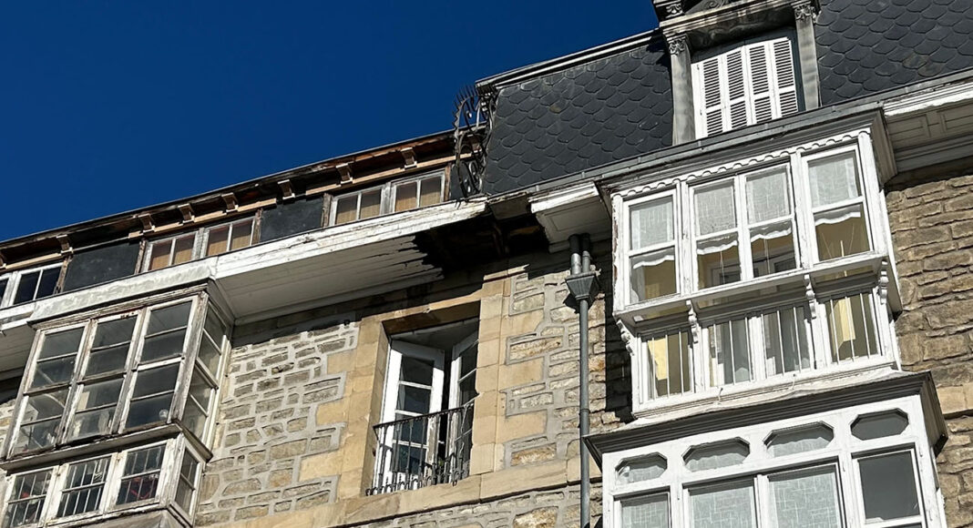 Uno de los puntos próximos al tejado del edificio de Los Arquillos donde se ha producido el desprendimiento.