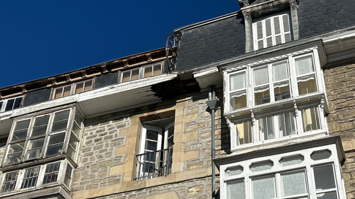 Uno de los puntos próximos al tejado del edificio de Los Arquillos donde se ha producido el desprendimiento.