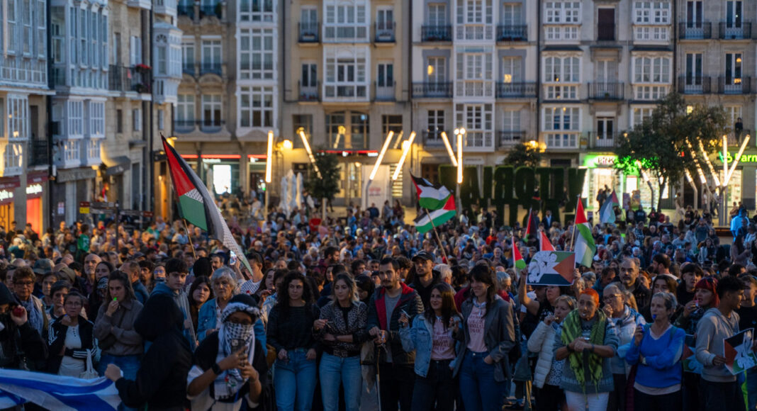La plaza de la Virgen Blanca de Vitoria durante la cacerolada | Imagen: Alex García