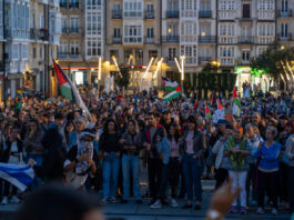 La plaza de la Virgen Blanca de Vitoria durante la cacerolada | Imagen: Alex García