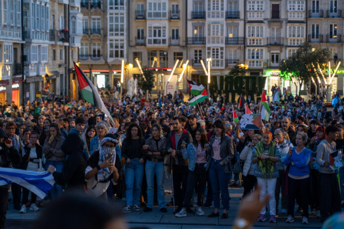 La plaza de la Virgen Blanca de Vitoria durante la cacerolada | Imagen: Alex García