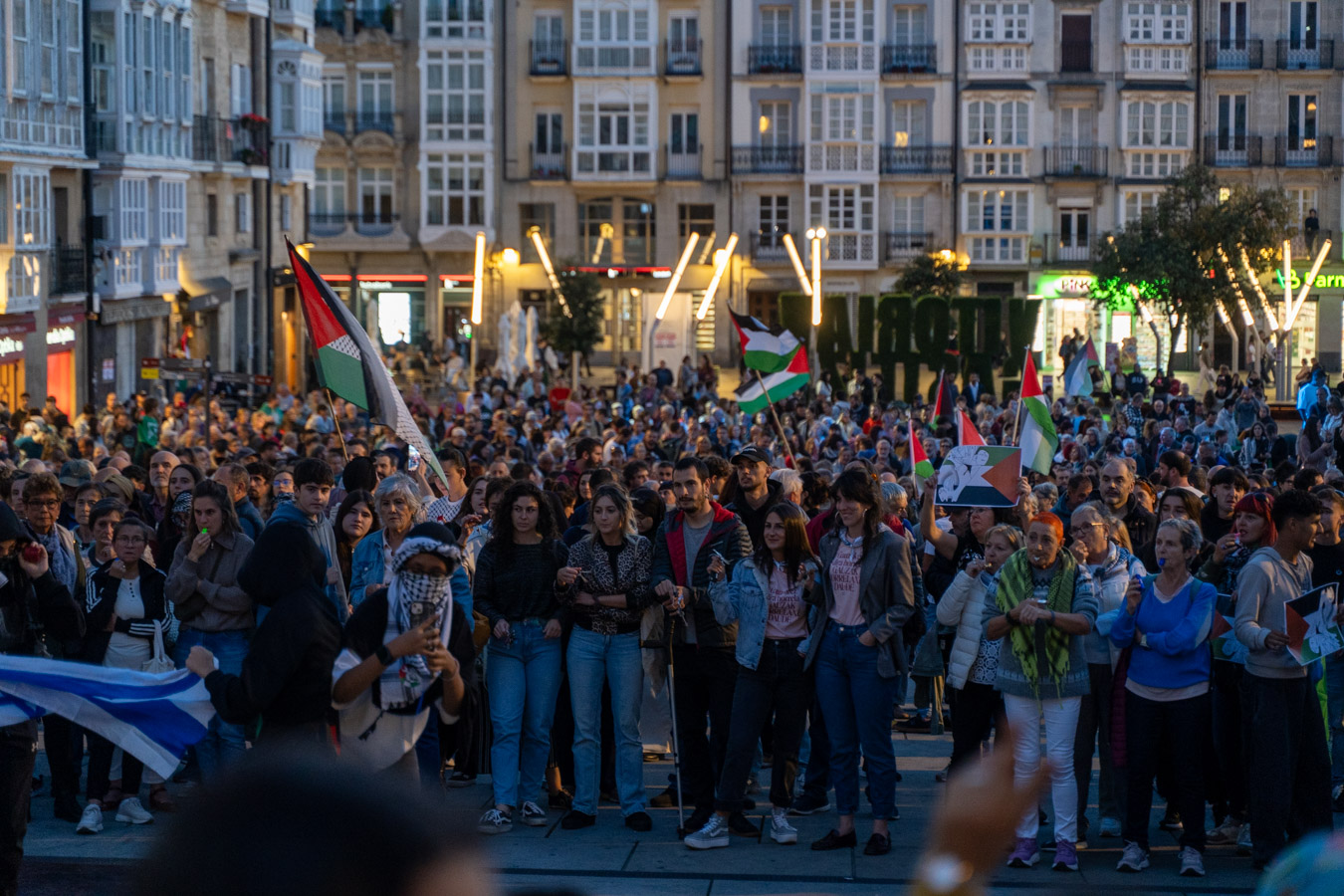 cacerolada pro palestina-1 La plaza de la Virgen Blanca de Vitoria durante la cacerolada | Imagen: Alex García