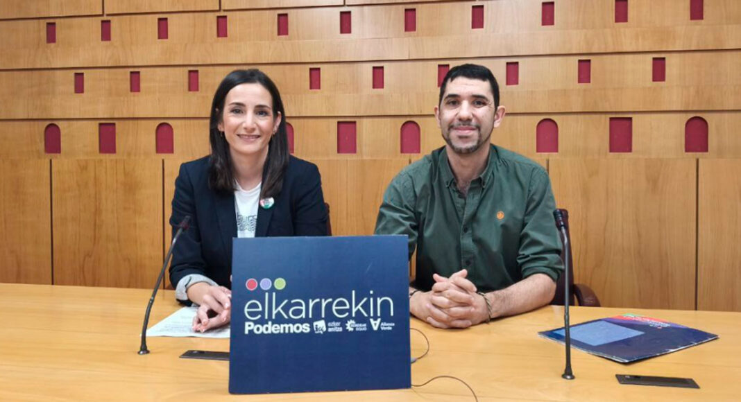 Garbiñe Ruiz y Óscar Fernández, concejales de Elkarrekin, durante la presentación de su propuesta de ordenanzas fiscales para 2026.