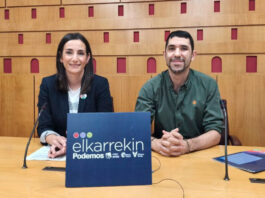 Garbiñe Ruiz y Óscar Fernández, concejales de Elkarrekin, durante la presentación de su propuesta de ordenanzas fiscales para 2026.