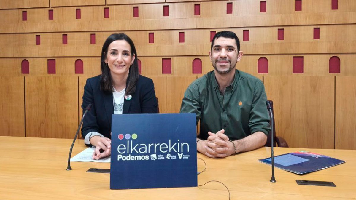 Garbiñe Ruiz y Óscar Fernández, concejales de Elkarrekin, durante la presentación de su propuesta de ordenanzas fiscales para 2026. Garbiñe Ruiz y Óscar Fernández, concejales de Elkarrekin, durante la presentación de su propuesta de ordenanzas fiscales para 2026.