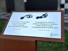 La placa descubierta esta mañana por Maider Etxebarria, Miren Fernández de Landa y varios vecinos del barrio.