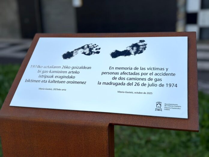 La placa descubierta esta mañana por Maider Etxebarria, Miren Fernández de Landa y varios vecinos del barrio.